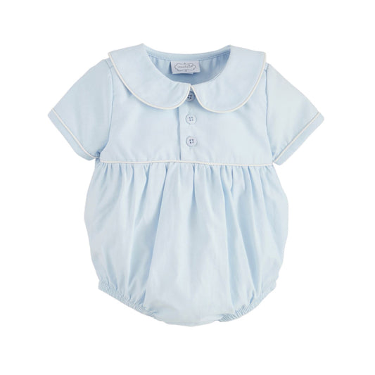 Light blue poplin baby bubble with short sleeves, Peter Pan collar, three buttons, gathered waist and legs. Sizes: NB-24M.