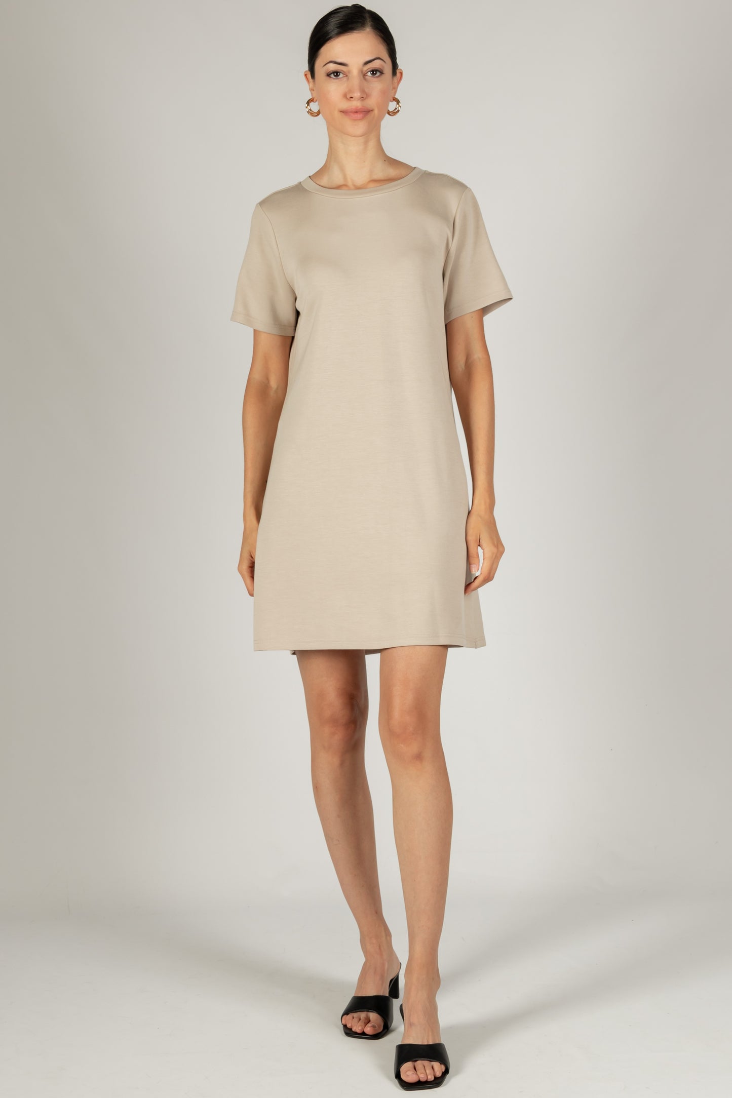 The P. Cill short sleeve dress features a simple, elegant design. It is a short-sleeve piece, making it ideal for warm weather wear. The product is available in standard sizing options.
