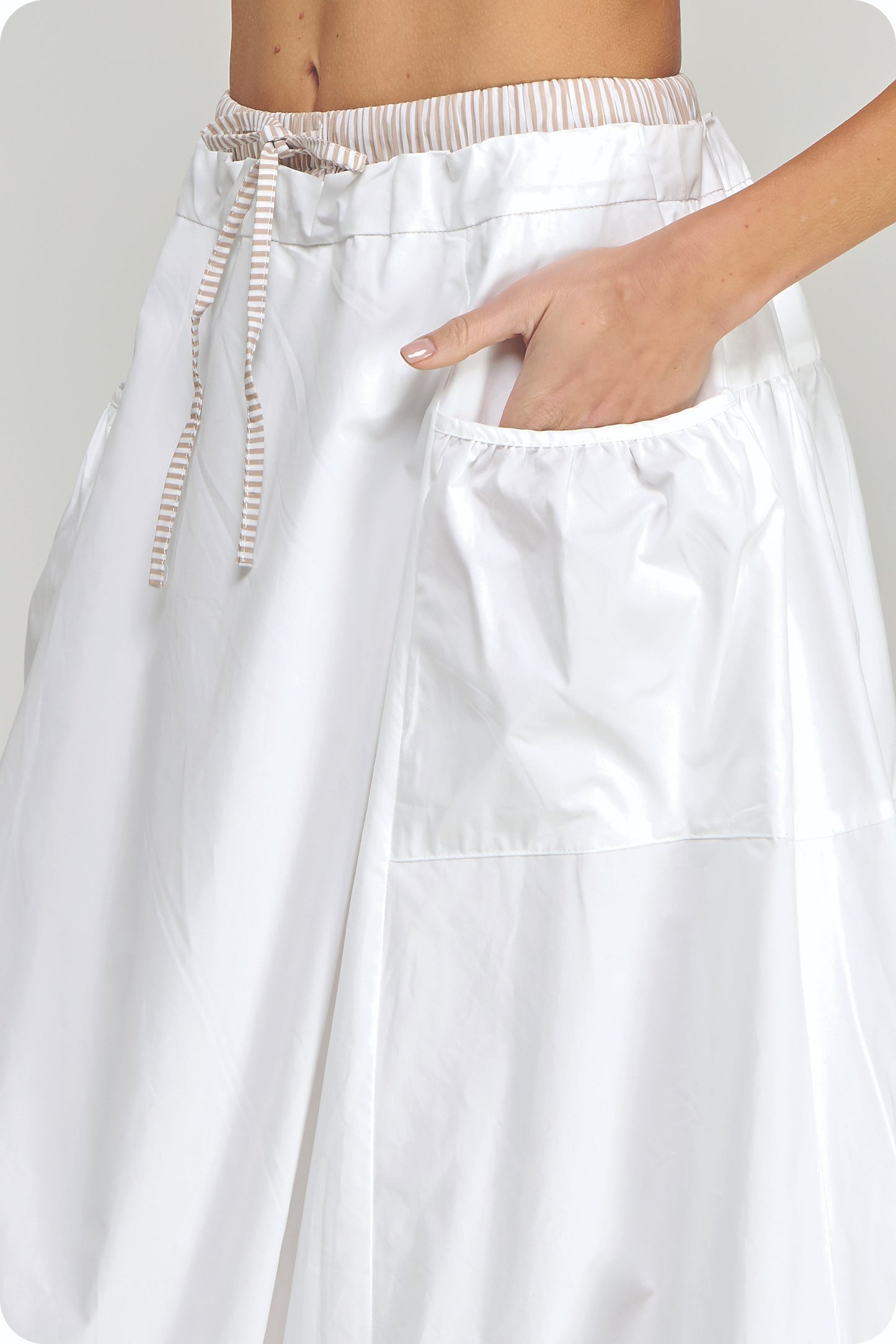Stripe Contrast Midi Bubble Skirt in white cotton poplin, large pockets, striped drawstring waist, shiny finish. Sizes XS–XL.