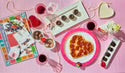Sweet on You Minis set includes heart-shaped pizza in miniature size. Sizes: 1:6, 1:12.