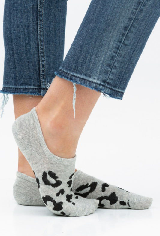 No-Slip Sneaker Socks in Leopard Print, available in sizes S, M, L.