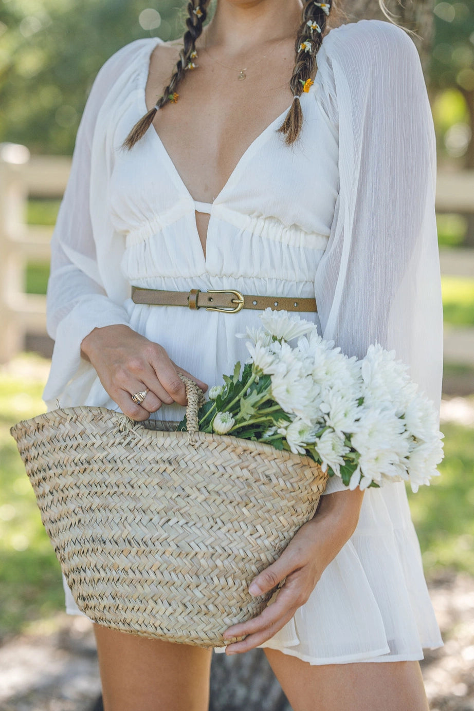 The Everyday Skinny Brass Buckle Leather Belt is a sleek, stylish accessory featuring a brass buckle. Available sizes: XS, S, M, L, XL.