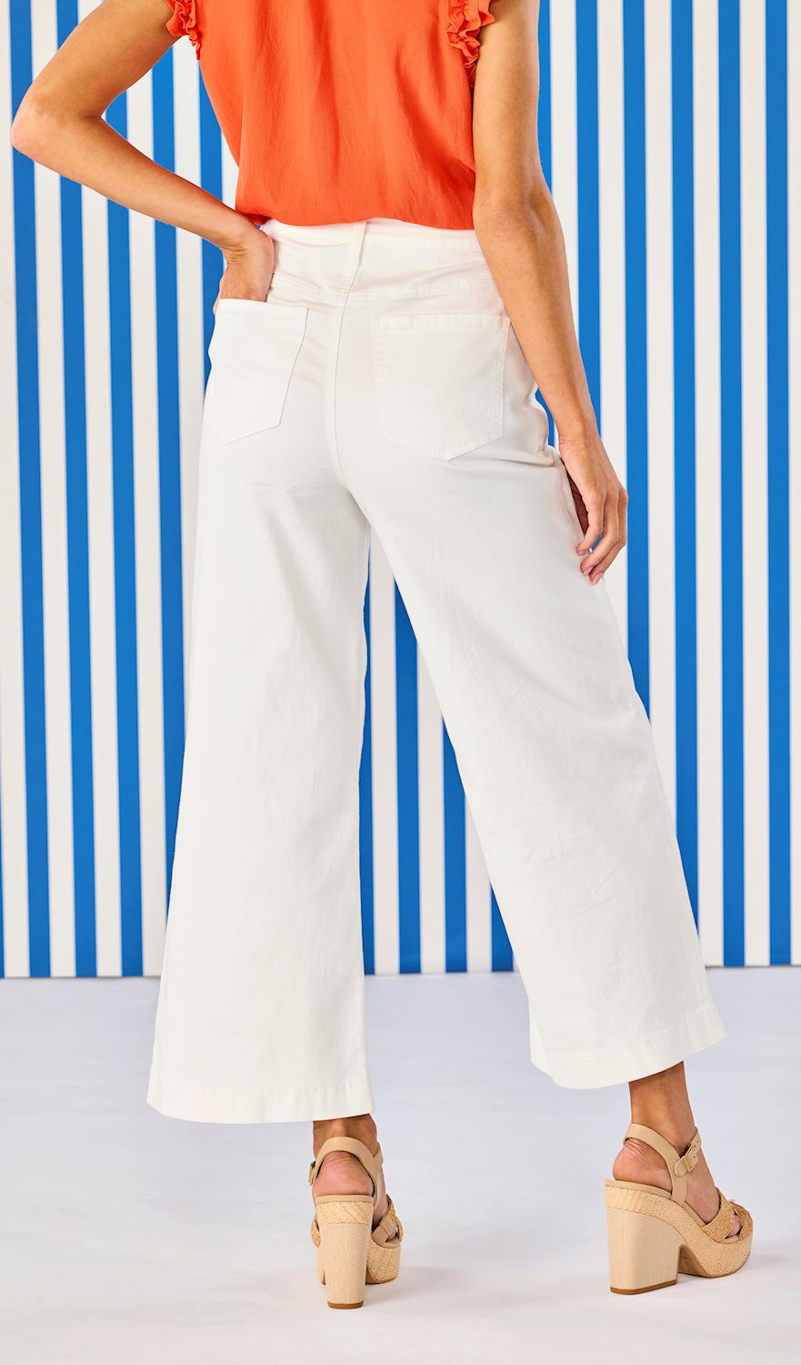 Fritz Cropped Wide Leg Jeans in white. Available sizes: XS, S, M, L, XL.