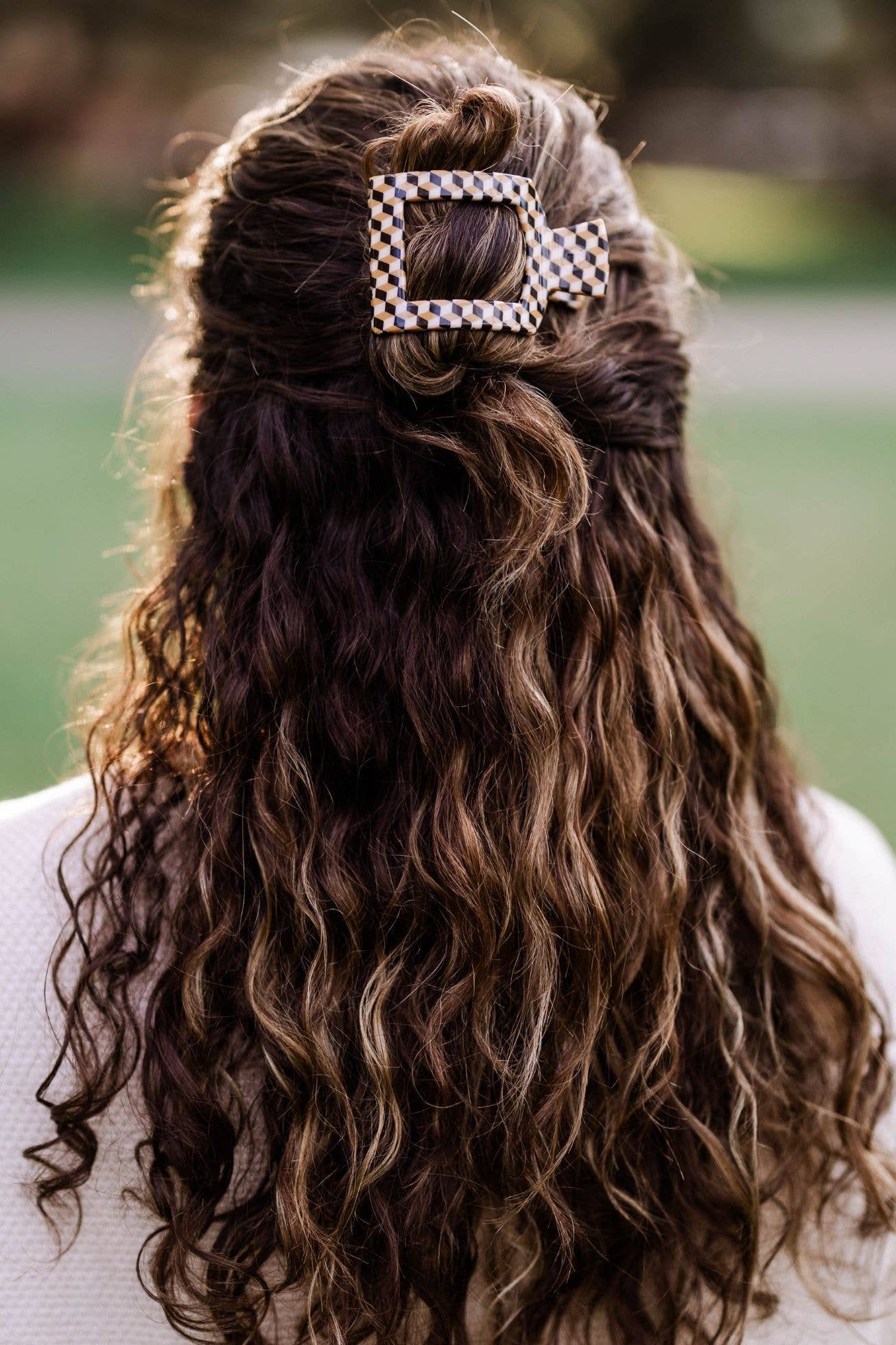 TELETIES Square Flat Hair Clip: A versatile hair accessory for holding long, wavy hair in place. Sizes available: Small, Large.