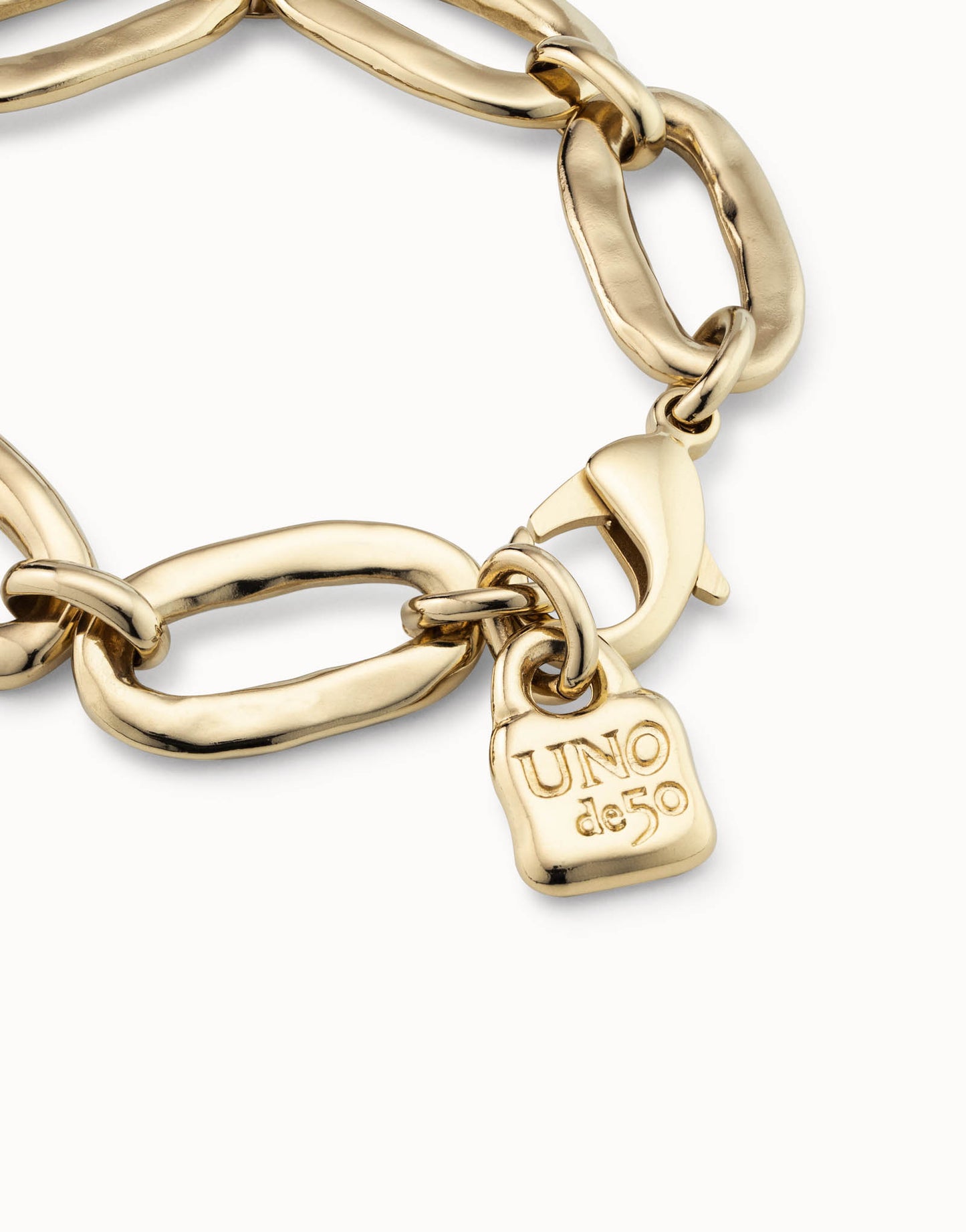 Gold-plated chunky link bracelet with lobster clasp and "UNO de 50" engraved tag, handmade in Spain. Available sizes: S, M, L.