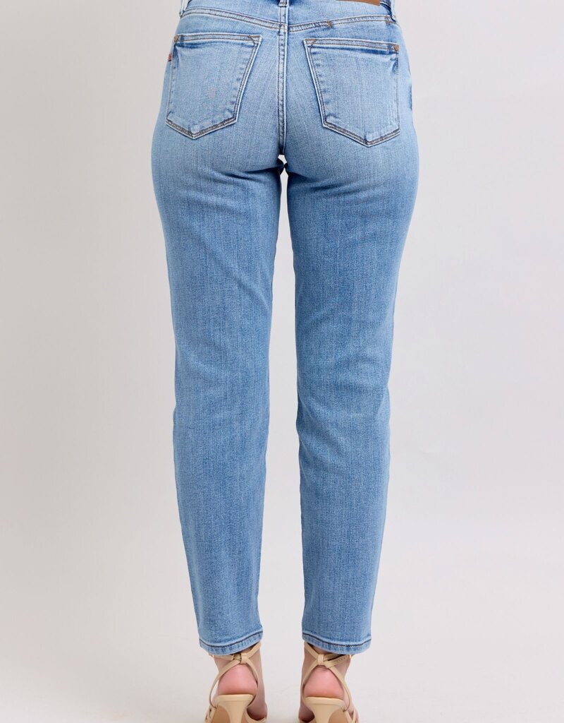Judy Blue MR Vintage Wash Slim Fit Jeans: High-waisted, light blue with comfort stretch, snug fit, two back pockets with stitching. Available sizes: S-XL.
