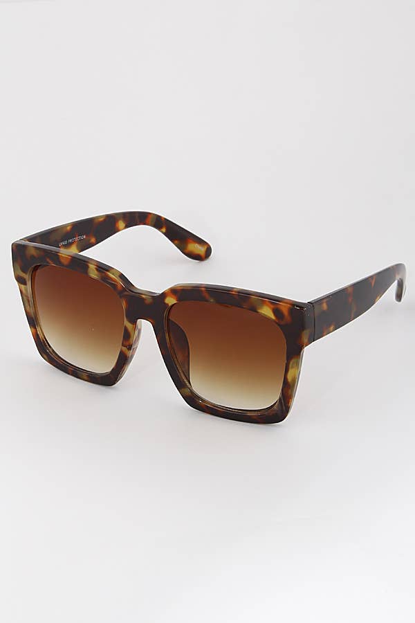 Square tortoiseshell sunglasses with thick frames and brown gradient lenses. Sizes: S, M, L.