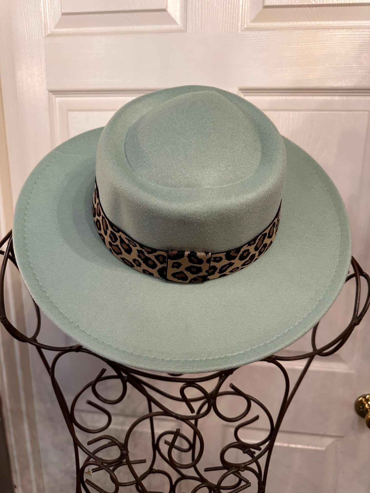 Light green wide-brimmed wool hat with leopard-print band. Available in S, M, L.