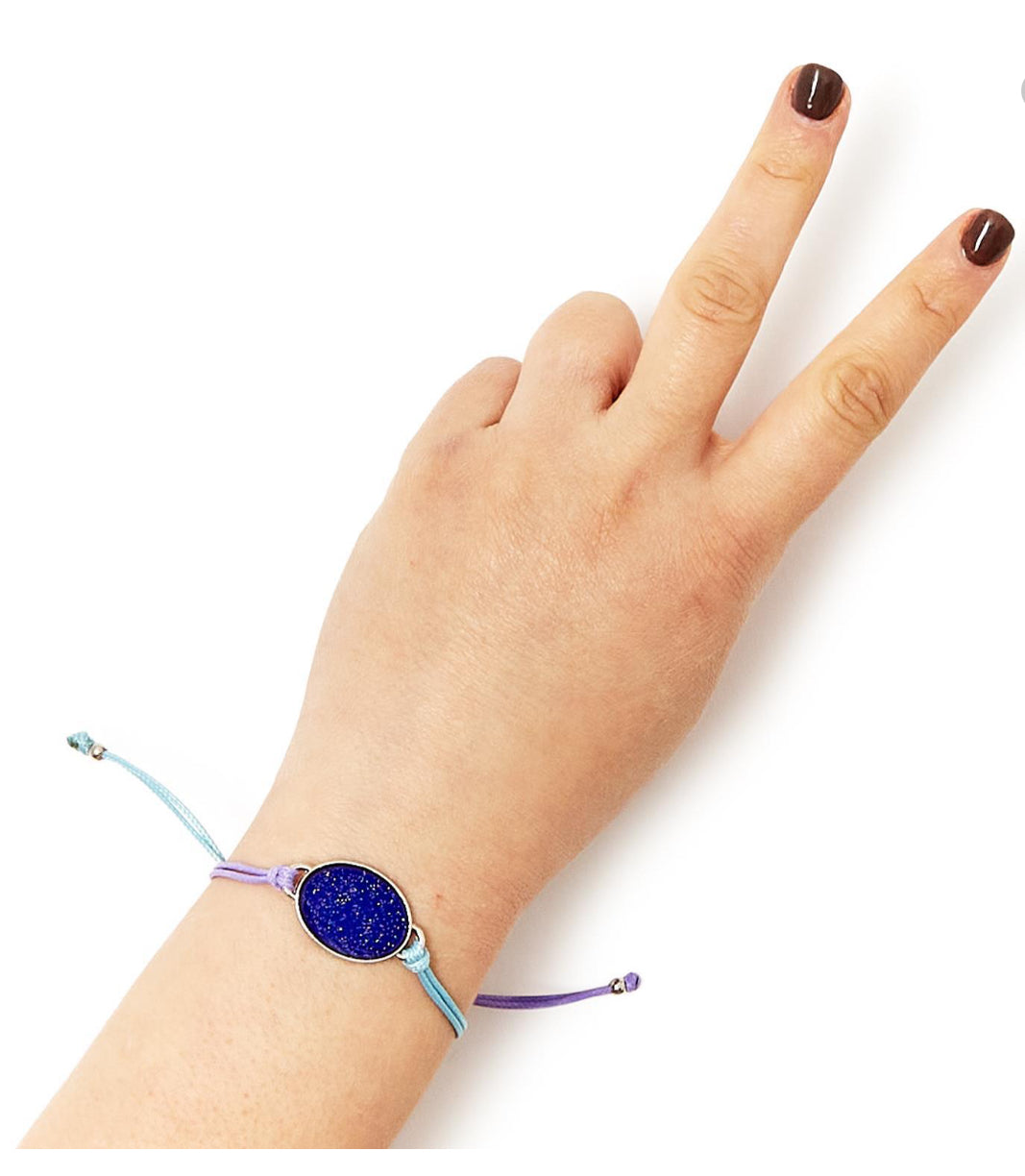 Adjustable Mood Bracelet with a large, round blue gemstone that shifts colors between blue and purple. Available sizes: One size fits all.