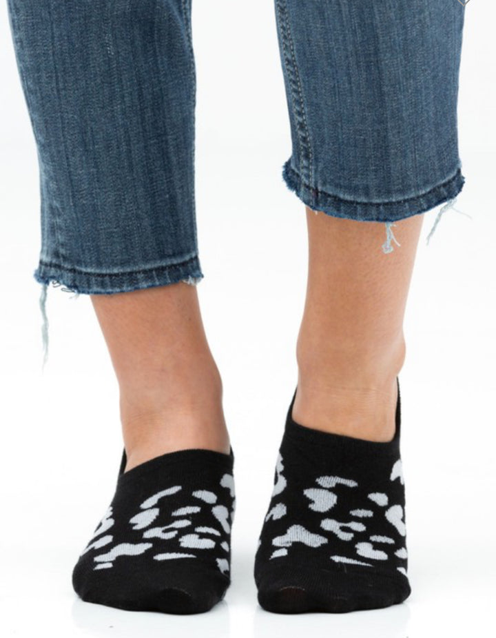 No-Slip Sneaker Socks in Leopard Print. Available sizes: S, M, L.