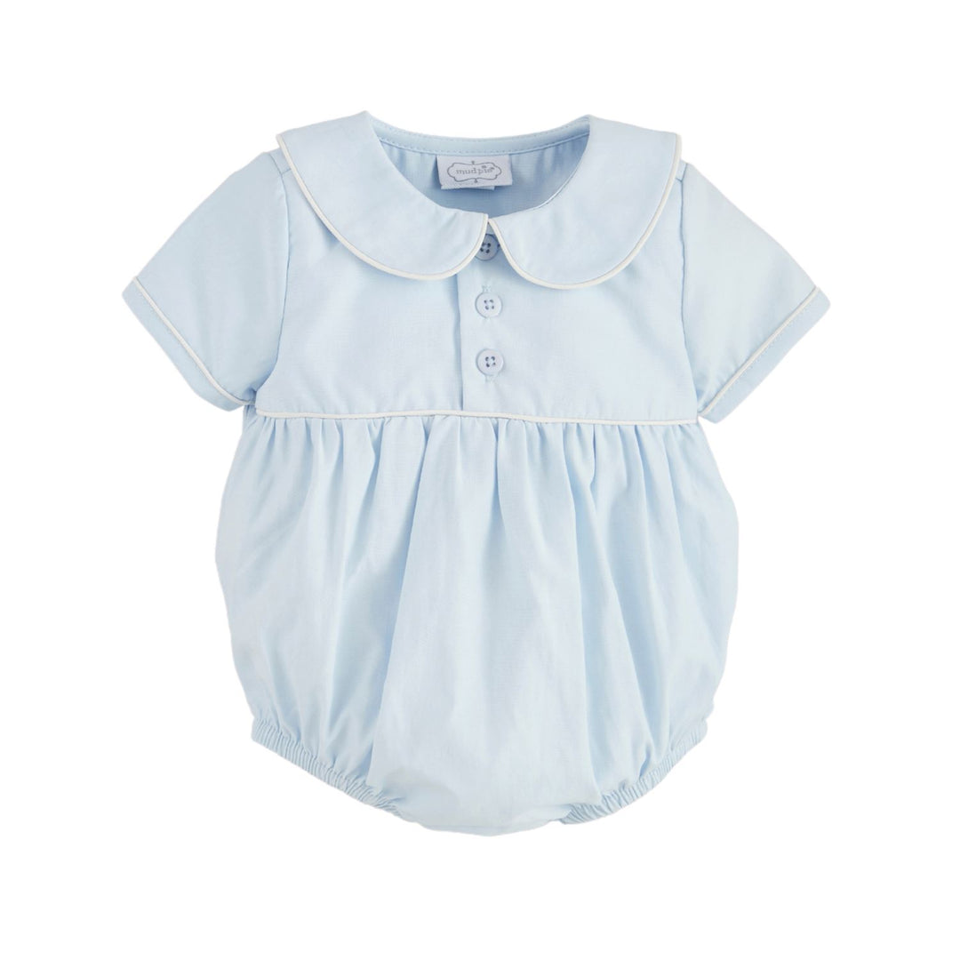 Light blue poplin baby bubble with short sleeves, Peter Pan collar, three buttons, gathered waist and legs. Sizes: NB-24M.