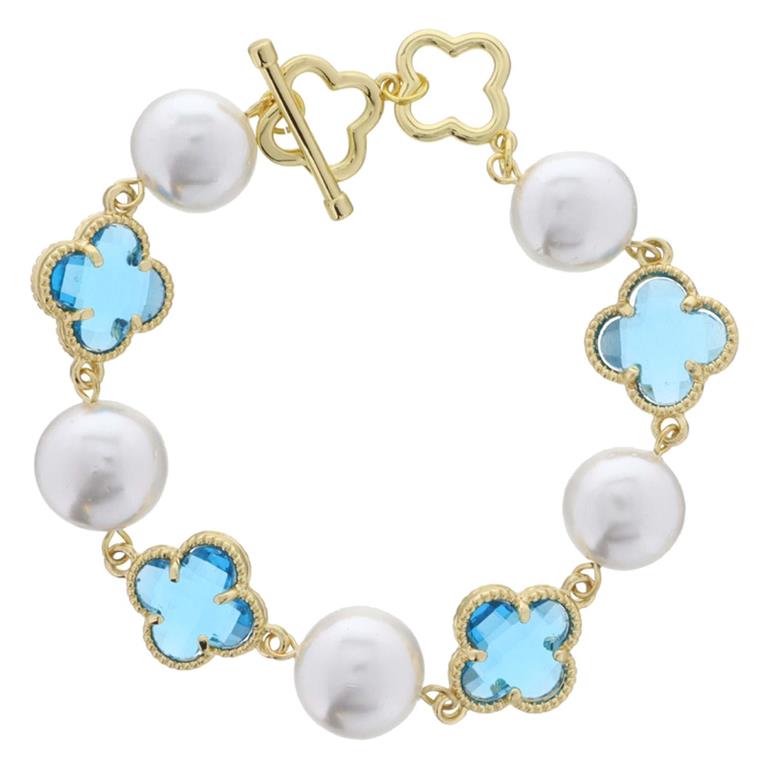 This bracelet features alternating coin pearls and clovers, each elegantly gold-plated. The piece is finished with a toggle clasp for secure wearing. This high-quality accessory adds a sophisticated finish to any outfit. One size fits all, ensuring it suits various wrist sizes.