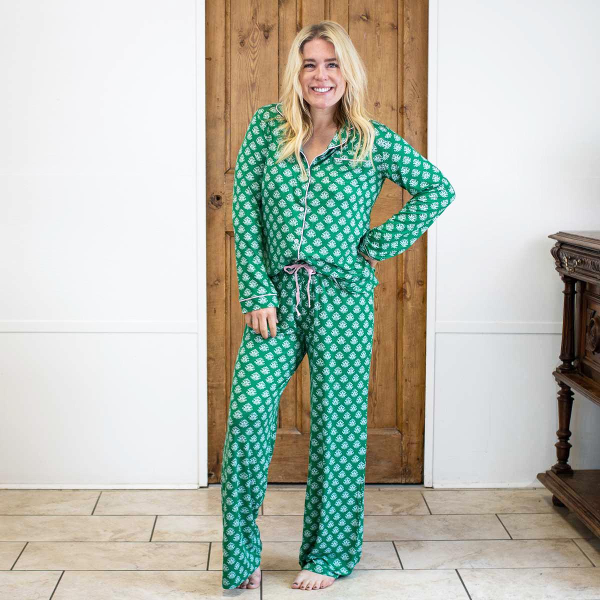 Kiara Sleep Pants: Cozy green pajama pants with a delicate white pattern. Available sizes: S, M, L, XL.