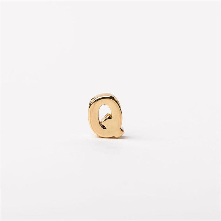 Small gold-toned metal "Q" pin, available in 10mm and 15mm sizes.