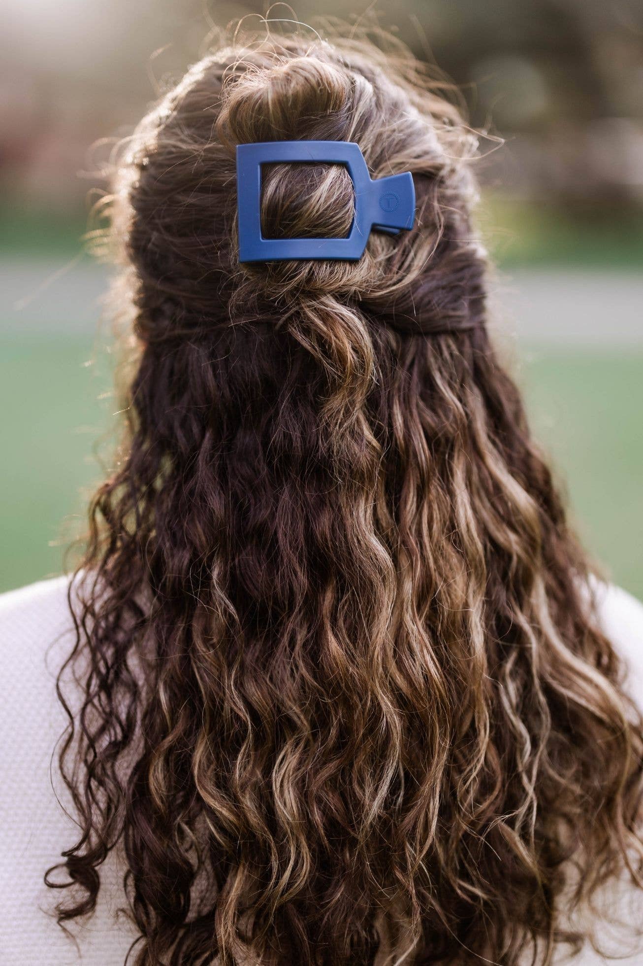 TELETIES Square Flat Hair Clip is a hair accessory for securing half-up styles. Available sizes: Small, Large.