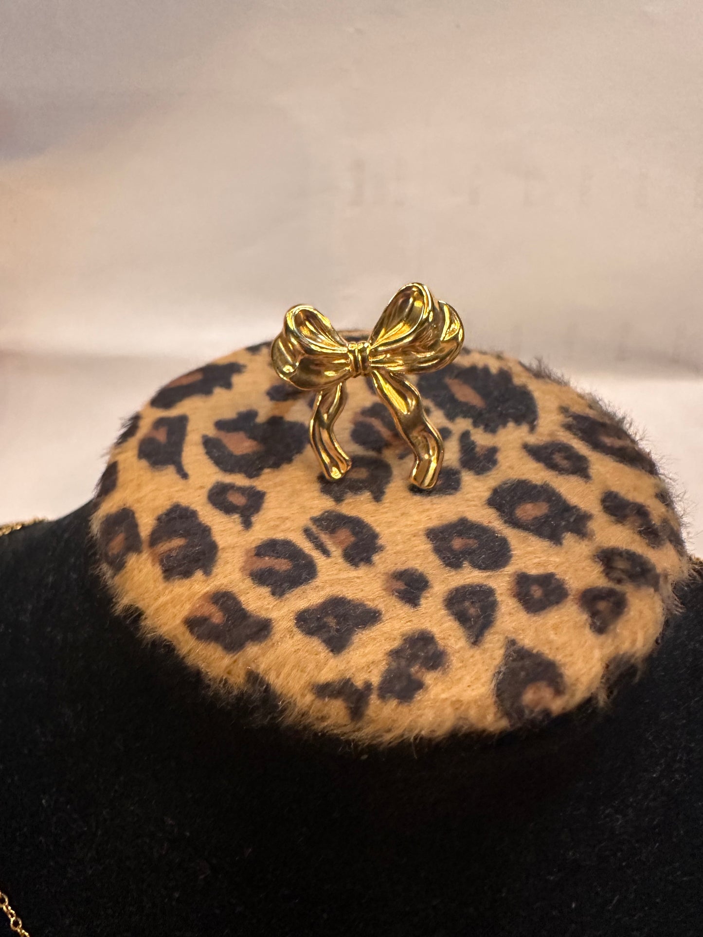 Golden bow-shaped Bow Ring: Fashionable accessory. Sizes available: 6, 7, 8, 9.