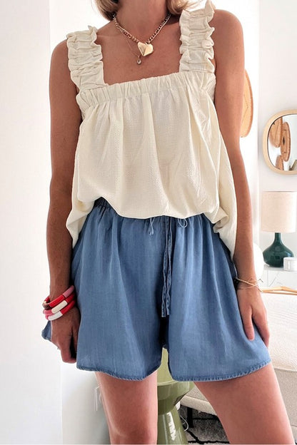 The Denim Drawstring Wide Leg Shorts feature an elastic waist for comfort. Available sizes: S, M, L, XL.