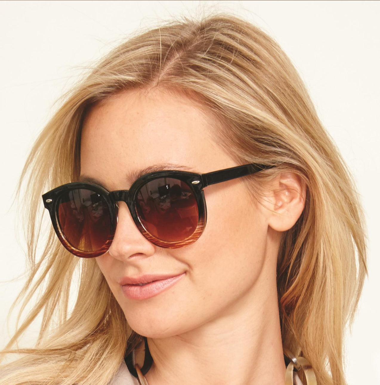 Fade Frame Sunglasses W/Case: UV400 protection, stylish brown gradient tint. Sizes: One Size.