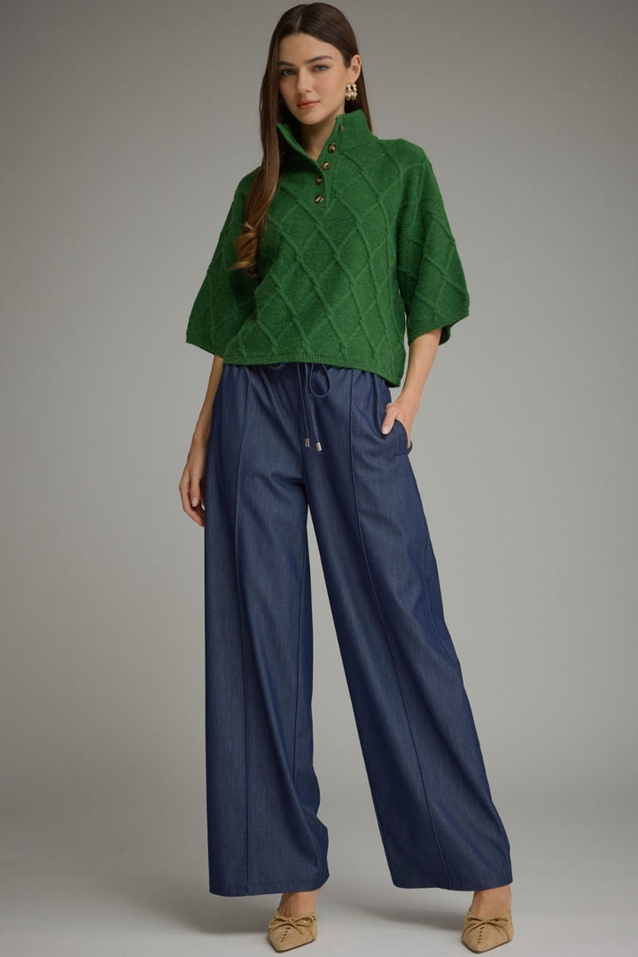 Green diamond-textured collar sweater with stand collar and three-button placket.