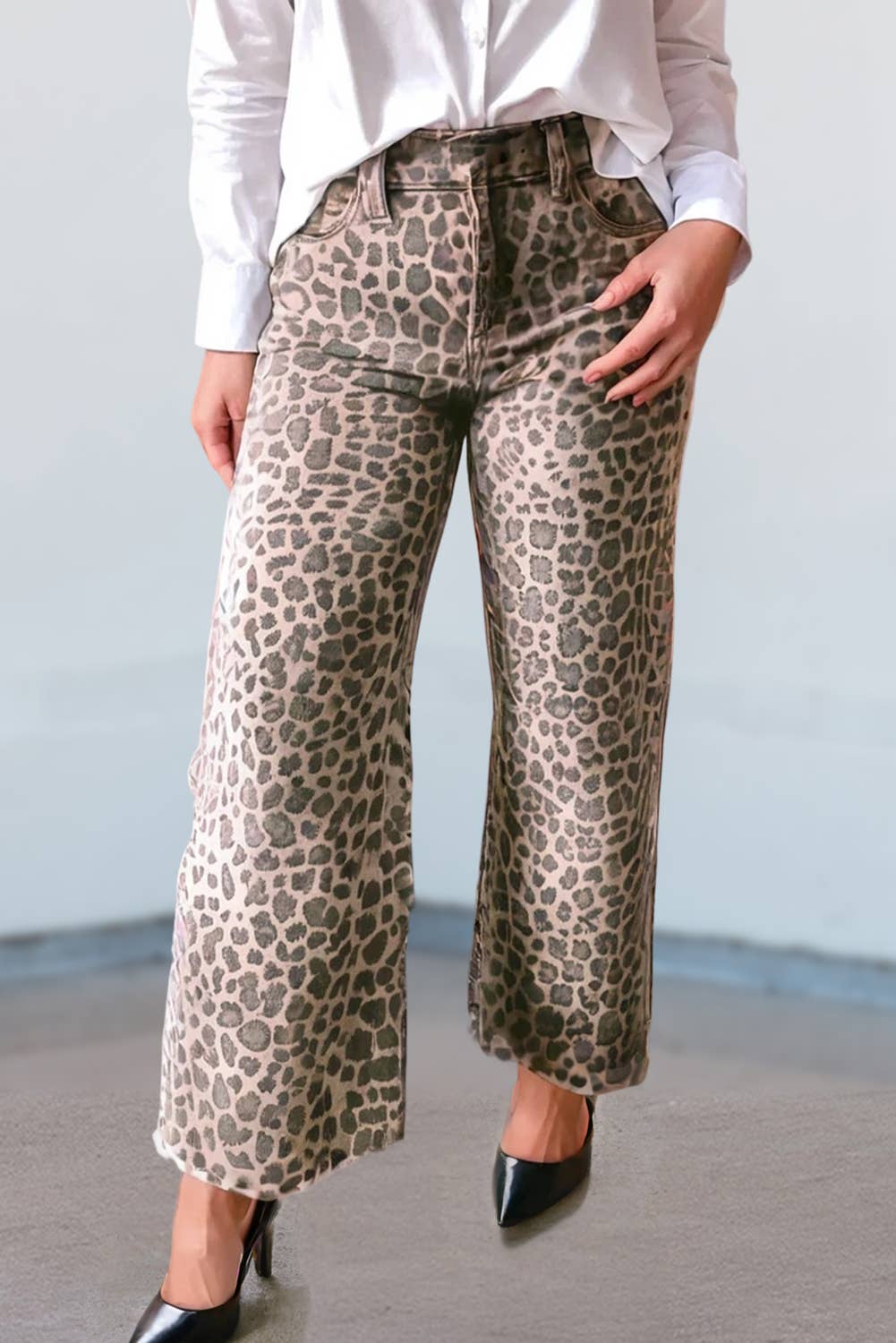 Missy Leopard HW Frayed Edge Wide Jeans with leopard print, high waist, frayed hems. Sizes: S, M, L, XL.