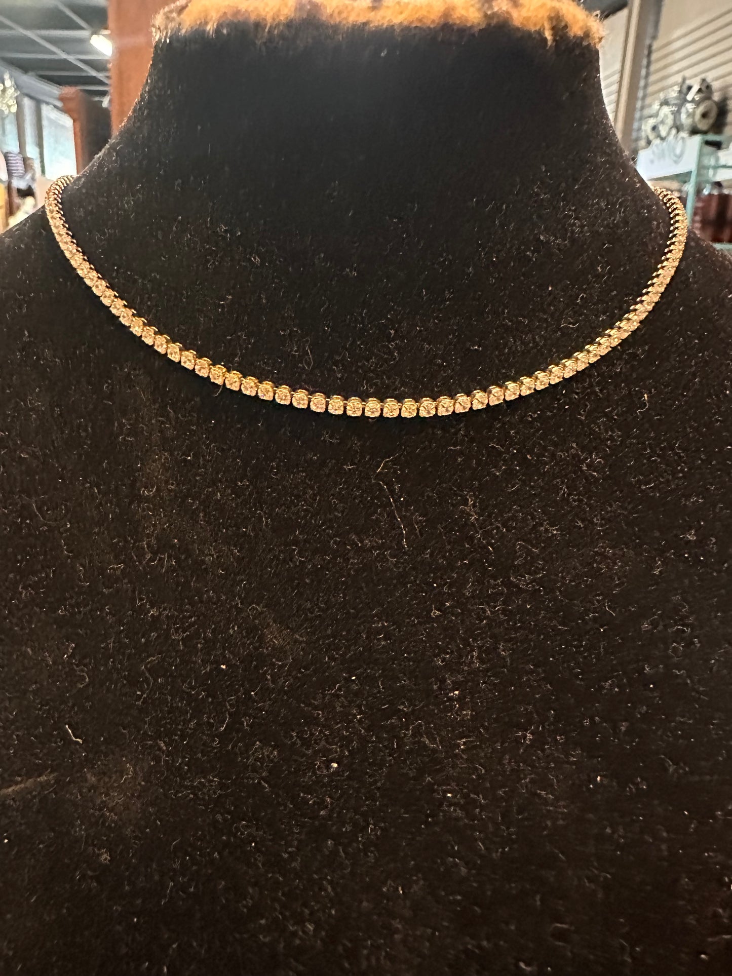 A delicate tennis necklace adorned with sparkling diamonds. Available sizes: Adjustable.