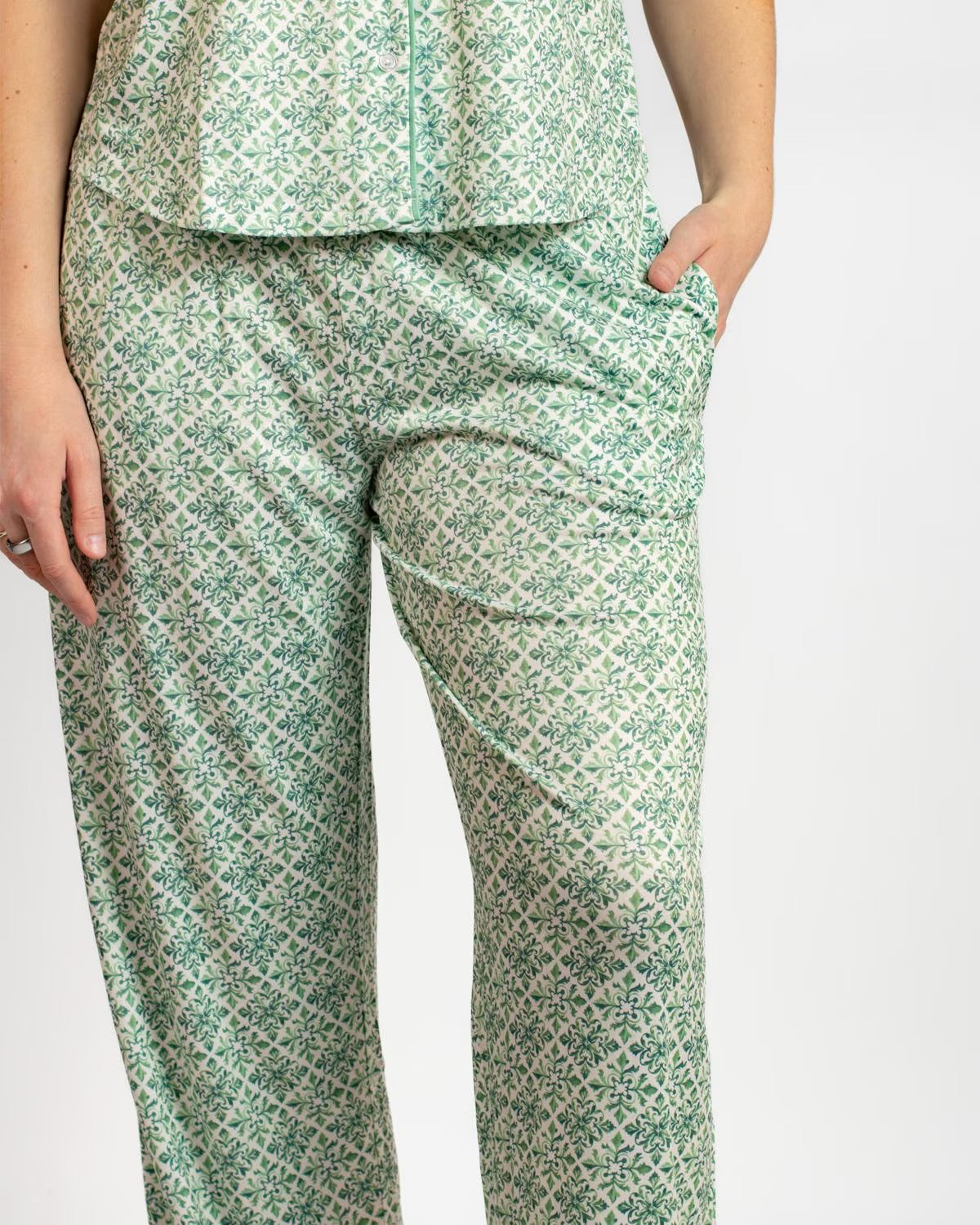 Carmen Sleep Bottoms in relaxed fit, light green pattern, pockets. Available sizes: S, M, L, XL.