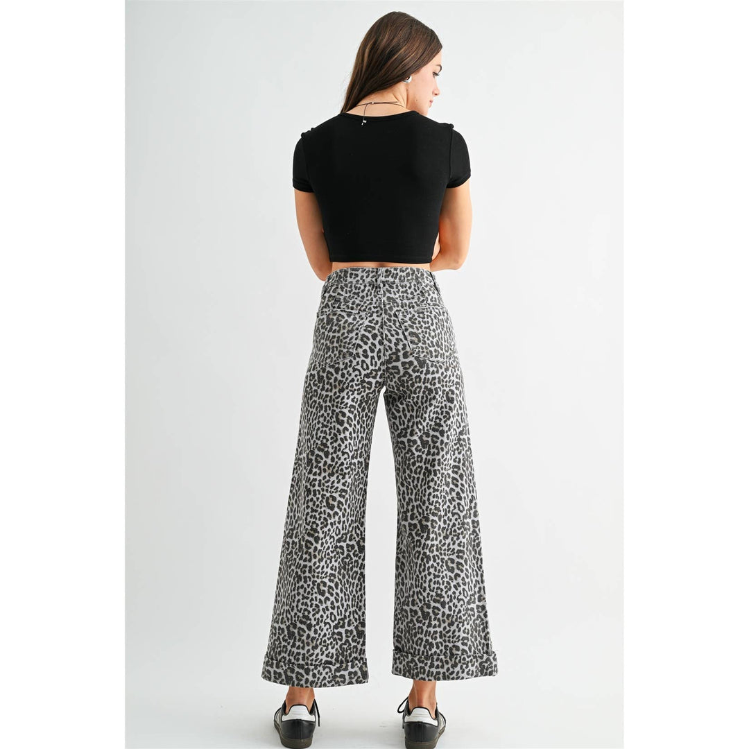 HIGH-RISE WIDE LEG CROPPED CUFF LEOPARD: TAPA / 28. Grey and black leopard print wide-leg cropped jeans with a cuffed hem.