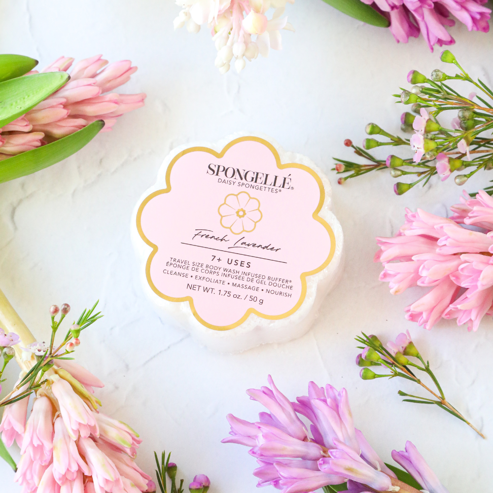 French Lavender Daisy Spongette, scalloped spa sponge with pink and gold label. Available in regular and travel sizes.