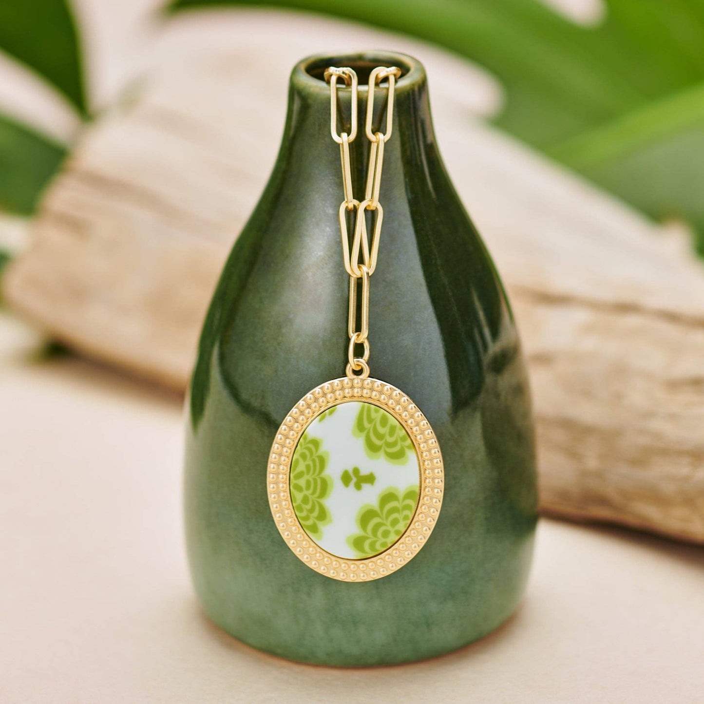 Seaside Green Reversible Link Medallion Necklace:
- Green and white floral design on one side
- Subtle Maui Blue accents on the reverse side
- Sizes available: One size adjustable