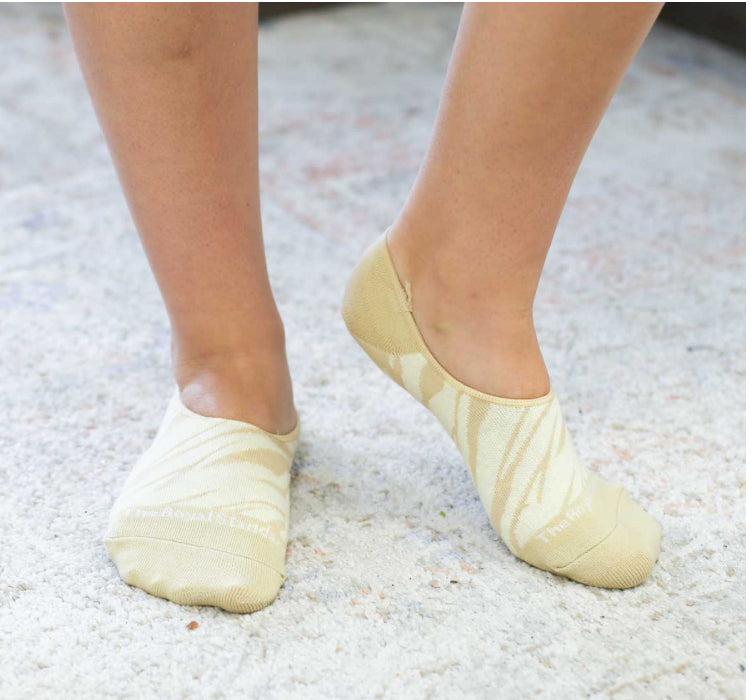 Women’s No Show Socks, beige and white with subtle stripes and no-slip grips. Available in sizes S–L.