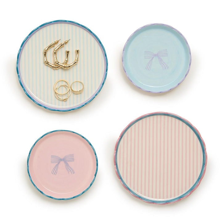 Set of two pastel scallop-edge trinket dishes. Sizes: Small and Medium.