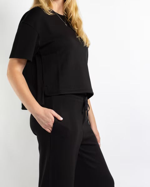 Taylor Crew Neck in black: short-sleeve top with side slits and drawstring pants. Available in all sizes.