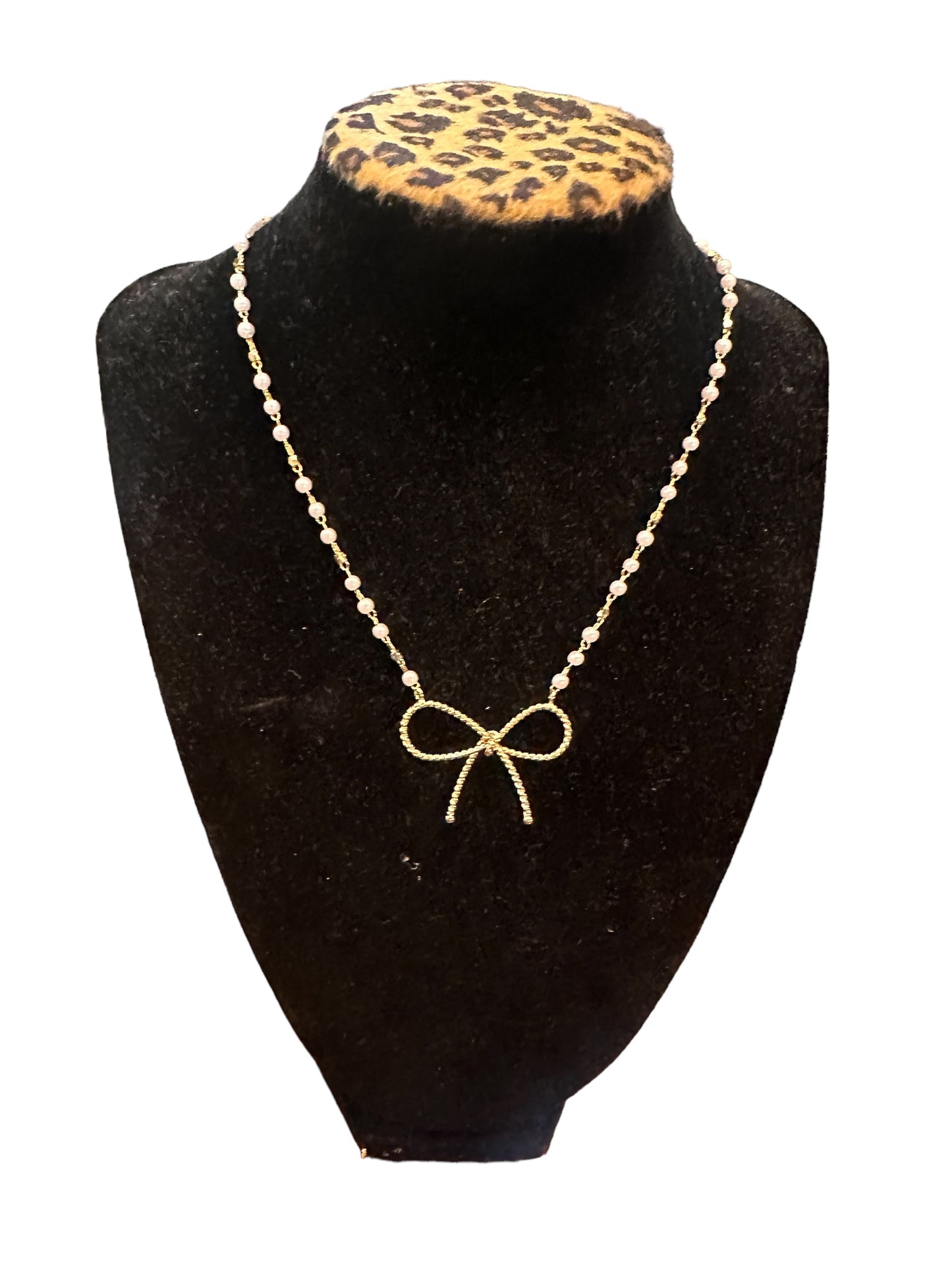 The Large Ribbon Pendant Pearl Necklace features a ribbon pendant at its center on a delicate gold chain. Sizes available: One Size.