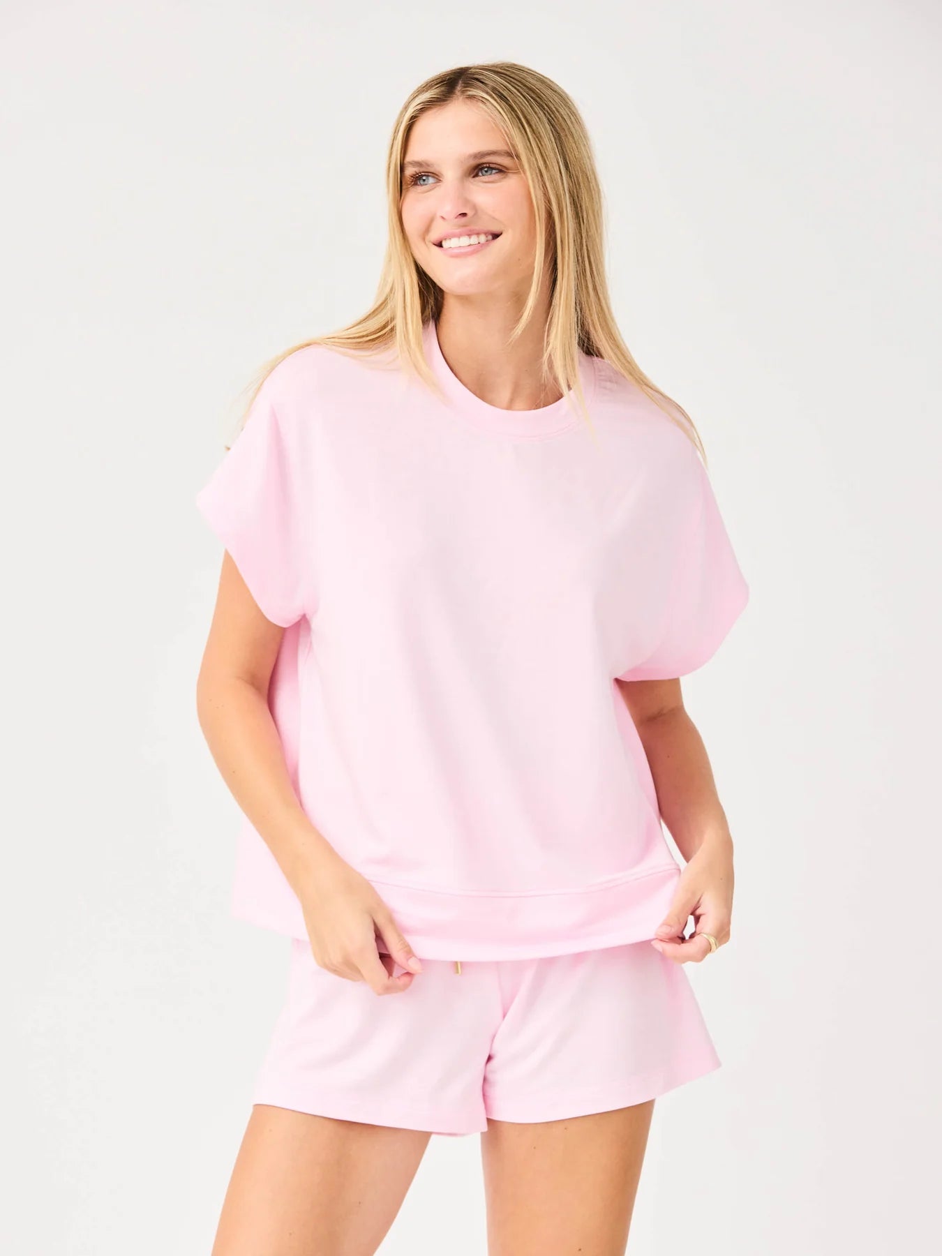 Emily Pink Set: relaxed fit, light pink short-sleeve top and matching drawstring shorts. Available in sizes XS–XL.