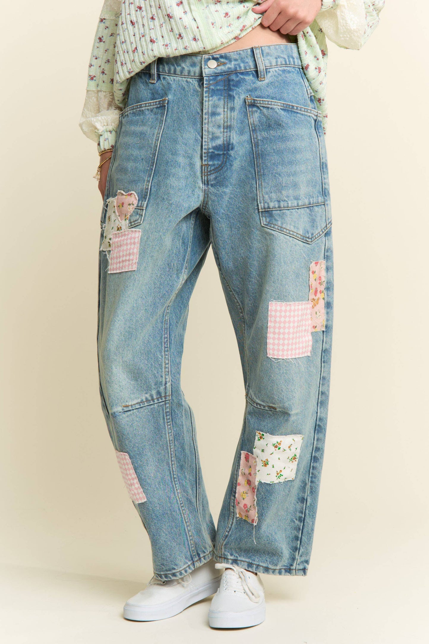 MINERAL WASHED PATCHWORK JEANS: VINTAGE WASH, pink and floral patches. Available sizes: L.