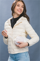 Light-colored zip-up puffer jacket with a travel bag. Available sizes: XS, S, M, L, XL.