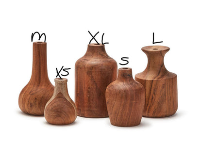 Set of five acacia wood bud vases in XS, S, M, L, XL sizes. Each vase features a unique shape and is size-labeled.