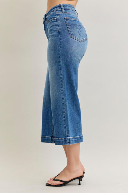 Judy Blue Capri Jeans in available sizes 0-20, featuring a slim fit and cropped length.