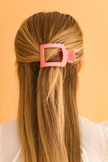 The TELETIES Square Flat Hair Clip offers a strong grip for secure styling. Available sizes: Small, Large.