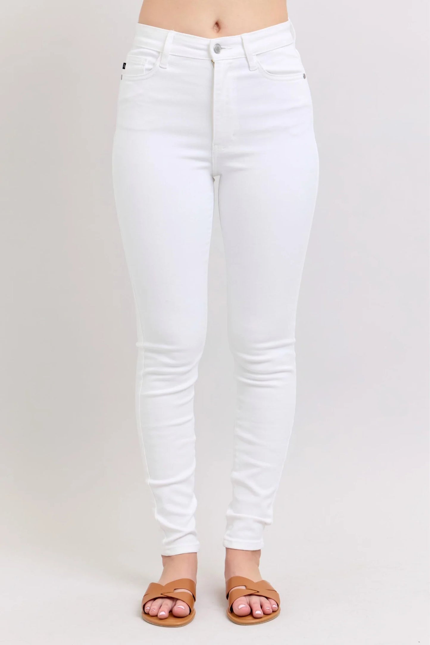 Judy Blue High Waist White Skinny Jeans are stylish high-rise jeans with a fitted silhouette. Available sizes: 0-24.