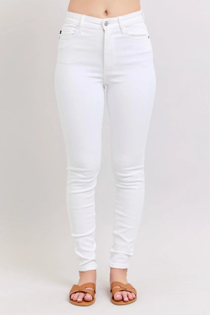 Judy Blue High Waist White Skinny Jeans are stylish high-rise jeans with a fitted silhouette. Available sizes: 0-24.