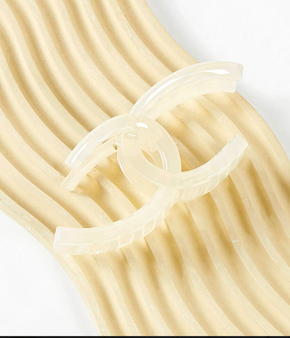 The Link Hair Clip in ivory translucent plastic, Chanel-inspired design. Available sizes: small, medium, large.