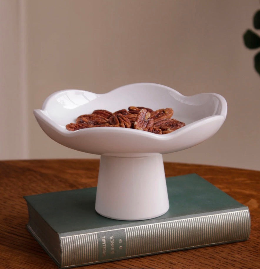 The VIDA Amelia Small Pedestal is a white, flower-shaped melamine dish available in small size.