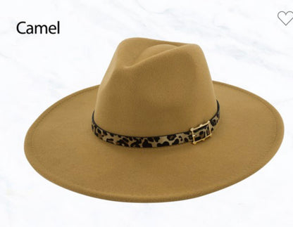 Camel-colored fedora with thin leopard print band and gold buckle. Available sizes: S, M, L.