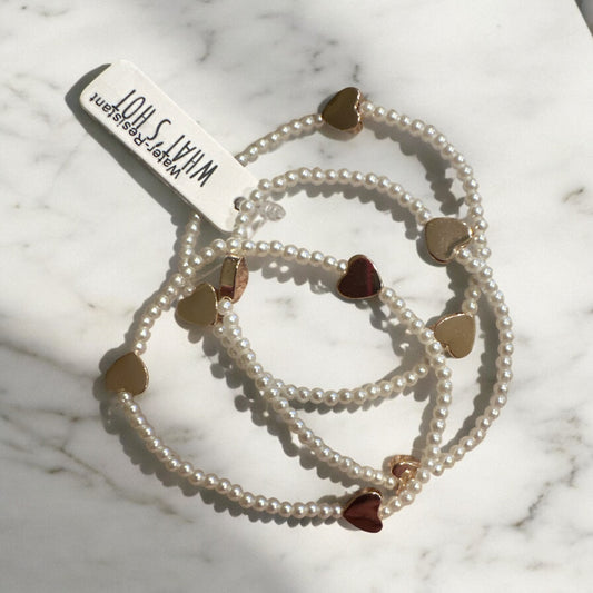 Set of 3 water-resistant pearl and gold beaded heart stretch bracelets. Available sizes: S, M, L.