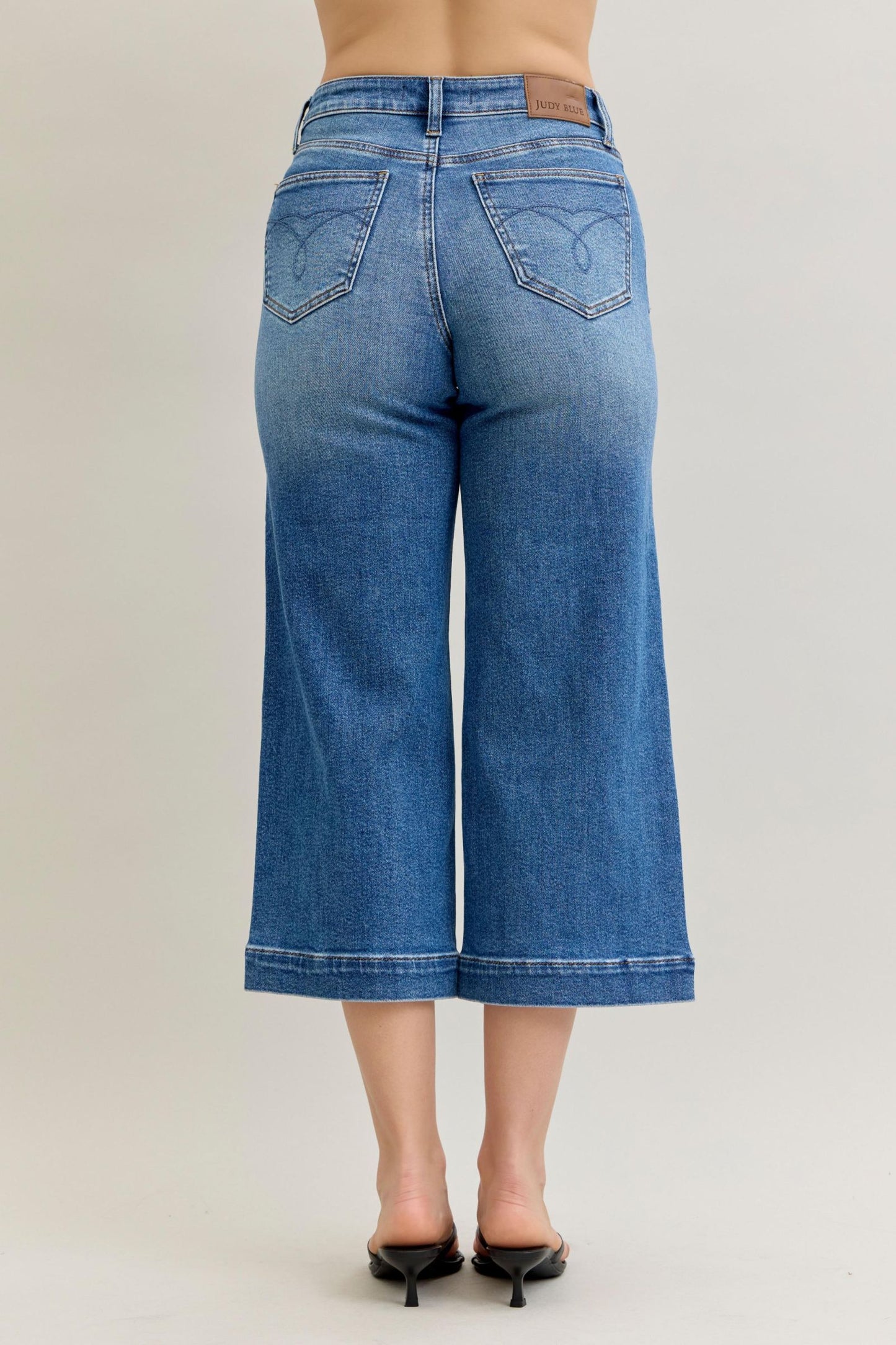 Judy Blue Capri Jeans with vintage pockets. Available in sizes 0-20.
