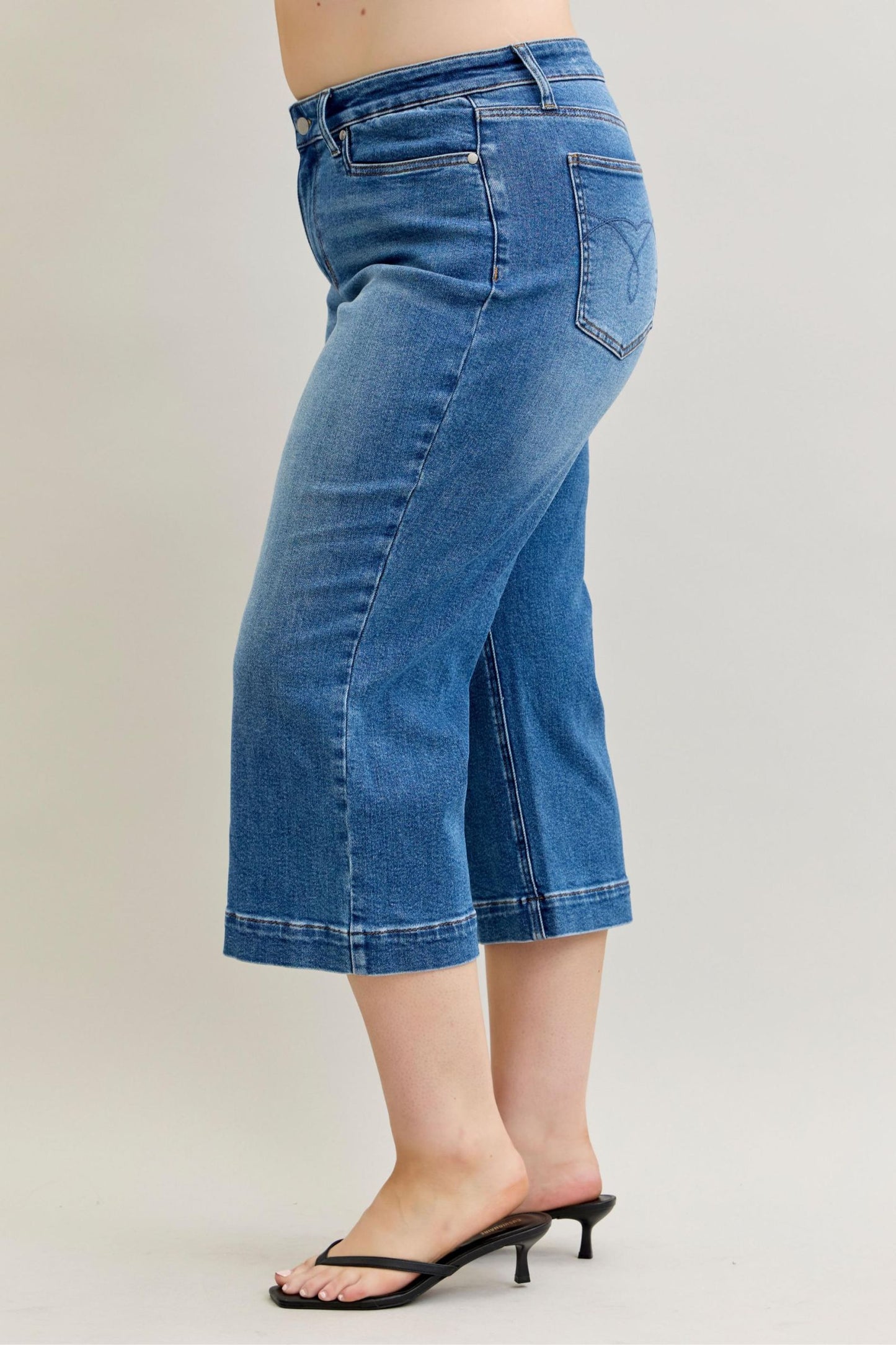 Judy Blue Capri Jeans, mid-rise, vintage pockets, wide leg above ankle. Available in sizes 0-20.