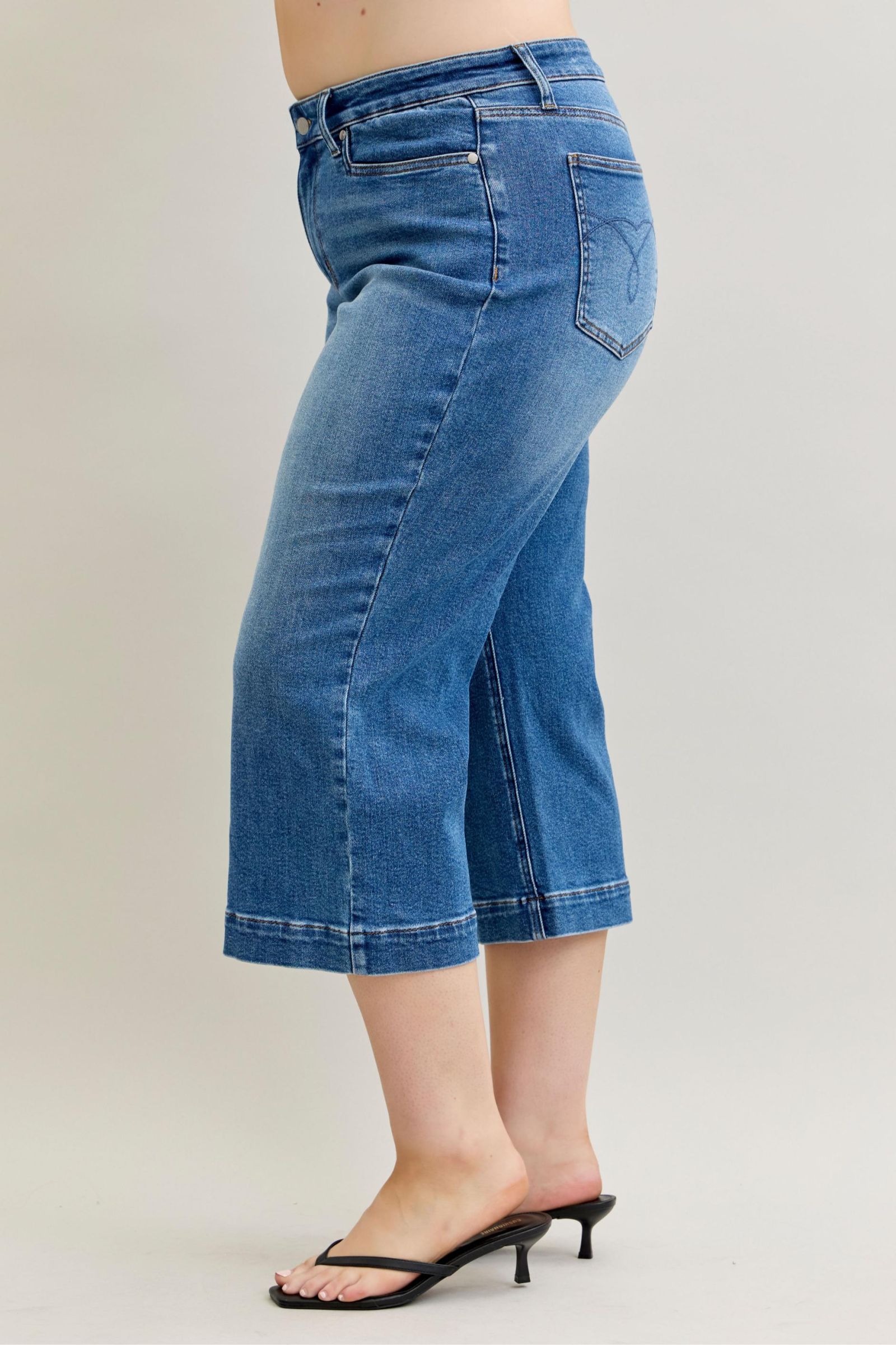 Judy Blue Capri Jeans, mid-rise, vintage pockets, wide leg above ankle. Available in sizes 0-20.