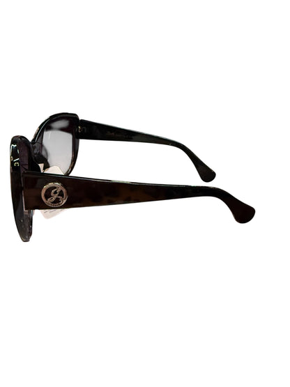 Black glossy sunglasses with wide arms, silver "G" logo, UV400 lenses. Sizes: S, M, L. Curved earpieces for comfort.