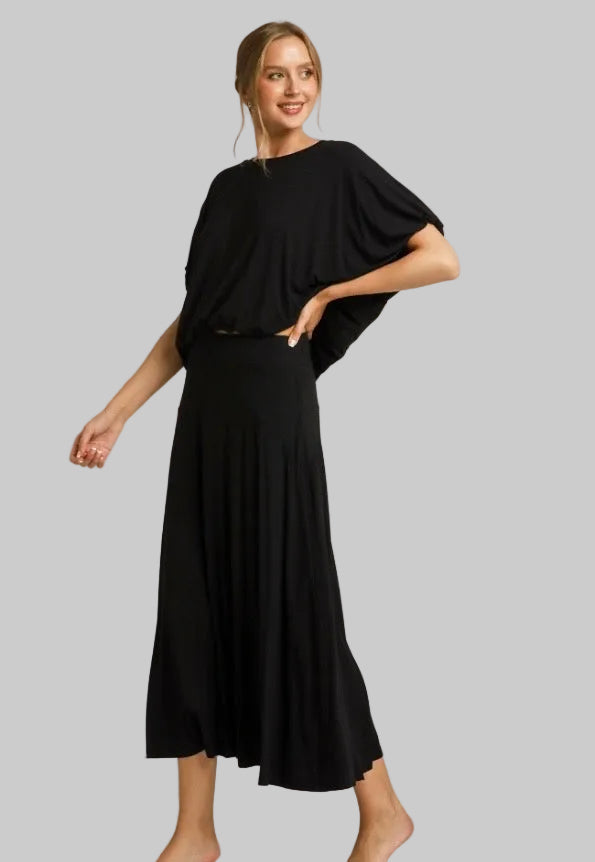 Loose-fitting black Bubble Sleeve & Hem Top with short sleeves, available in sizes XS–XL.